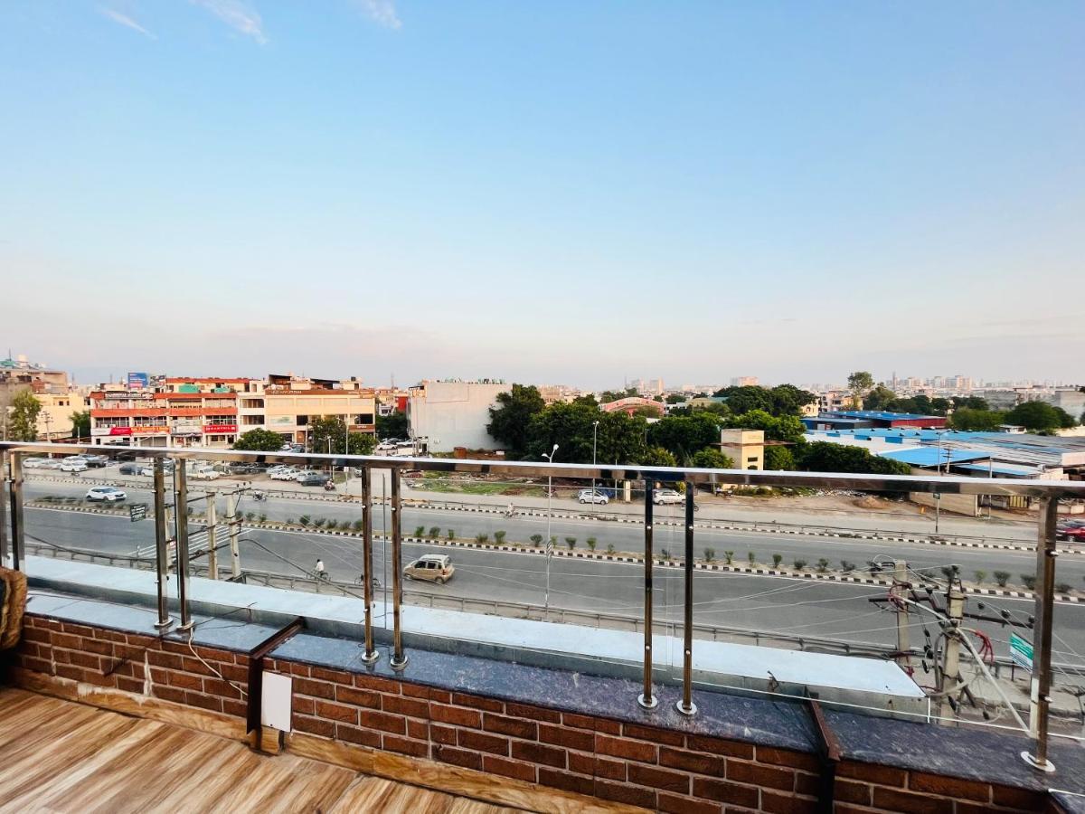 Hotel Woodcrest Zirakpur - Best Family Hotel By - A Unit Of Sidham Group ภายนอก รูปภาพ