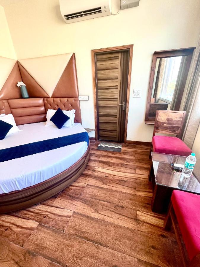 Hotel Woodcrest Zirakpur - Best Family Hotel By - A Unit Of Sidham Group ภายนอก รูปภาพ